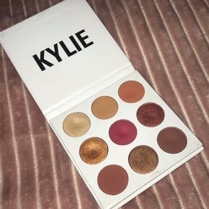 The Burgundy Palette Kylie Cosmetics